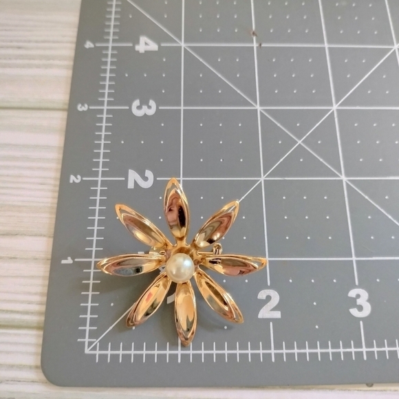 Vintage Metal Flower Brooch Daisy Spring Fashion Gold Tone Faux Pearl - Picture 6 of 6